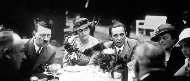 Mensonges entre amis. Annees 1930  : Adolf Hitler (a g.), avec le couple Magda et Joseph Goebbels, le ministre de la Propagande du IIIe Reich.