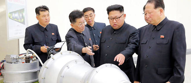 La photographie non datee, provenant de l'agence officielle KCNA montre le leader Kim Jong-un ce qui est presentee comme la derniere arme nucleaire du pays. Pour autant, il pourrait s'agir d'une maquette...