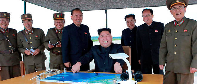 Photo de l'agence officielle coreenne KCNA du 29 aout. Kim Jong-un et ses generaux hilares apres le lancement d'un missile balistique de portee intermediaire. 