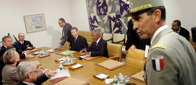 Ci-dessus a droite, le general Dominique Trinquand, chef de la mission militaire de la delegation francaise aupres des Nations unies a New York, pris en photographie en 2006 aux cotes de Kofi Annan et de la ministre de la Defense Michele Aliot-Marie.