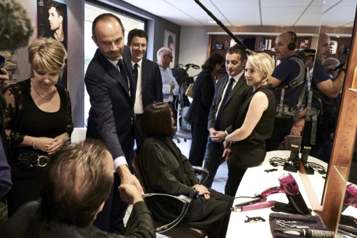 Le Premier ministre Edouard Philippe visite un salon de coiffure à Dijon, le 5 septembre 2017 © JEAN-PHILIPPE KSIAZEK AFP