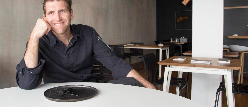 Alexandre Mazzia dans son restaurant. ©  IAN HANNING/REA 