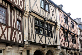  Des maisons &#224; colombages dans la ville de Dijon  ©JAUBERT