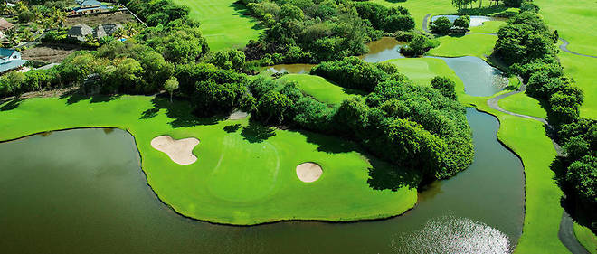Idyllique. Vue aerienne du Legend Golf Course (green du trou n? 3 au premier plan).