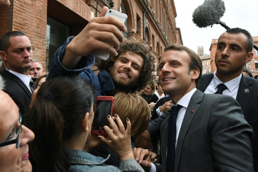 Le président Emmanuel Macron au milieu de la foule à Toulouse, le 11 septembre 2017  © PASCAL PAVANI AFP
