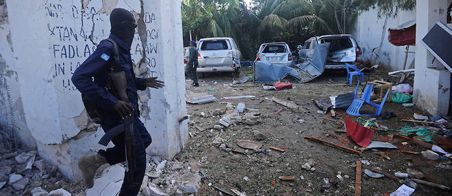 Un membre des forces de securite somaliennes sur le site de l'attaque terroriste contre le restaurant Pizza House a Mogadiscio en juin 2017.