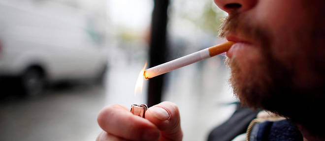 Fumer regulierement pendant des annees provoque des mutations dans les cellules pulmonaires qui favorisent l'apparition d'un cancer, selon une etude americaine.