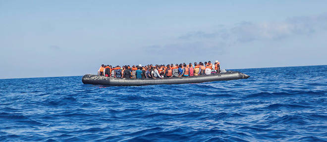 Embarcation reperee au large de la Libye, le 1er aout 2017. A son bord, 129 migrants, dont une soixantaine de femmes.