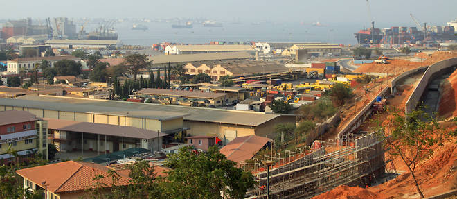 Luanda, vue sur le port, un lieu strategique pour l'economie angolaise.