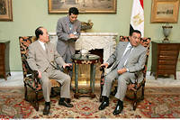 Le numéro deux coréen, Kim Yong-nam, président de l'Assemblée populaire nord-coréenne, avec l'ancien président égyptien Hosni Moubarak, en 2007. Les relations étroites entre leurs deux pays remontent aux années 1960.