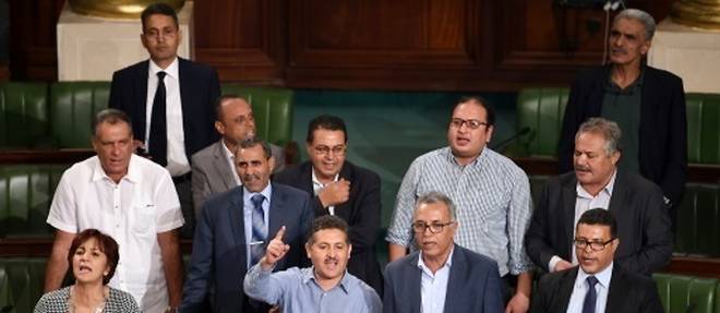 Craintes pour la transition democratique en Tunisie apres le vote d'une loi