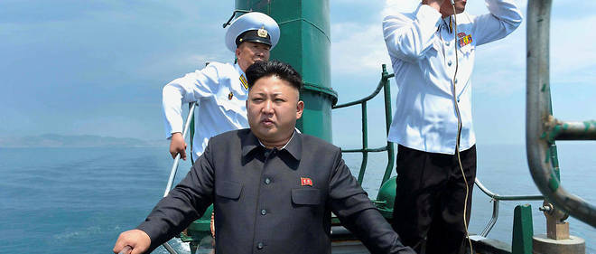 Timonier. Kim Jong-un  lors d'une inspection navale (photo non datee diffusee  en juin 2014 par l'Agence centrale de presse nord-coreenne).