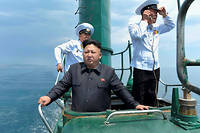 Timonier. Kim Jong-un  lors d’une inspection navale (photo non ­datée diffusée  en juin 2014 par l’Agence ­centrale de presse nord-coréenne). ©KCNA KCNA