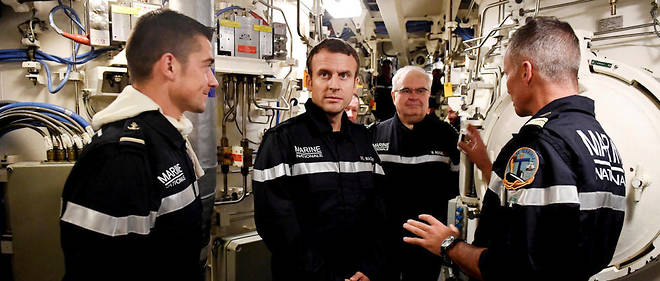 Emmanuel Macron a bord du "Terrible", l'un des quatre sous-marins nucleaires lanceurs d'engins francais, le 4 juillet, sur la base de l'Ile Longue a Brest.