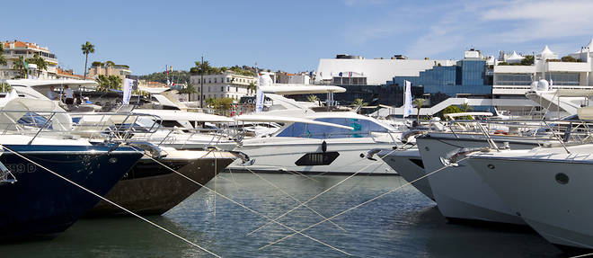 Les yachts defilent sur la Croisette pour la 40e edition du Yachting Festival. 