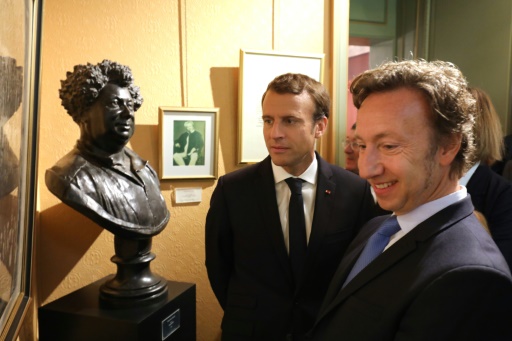 Le président français Emmanuel Macron (g) et l'animateur Stéphane Bern devant un buste de l'écrivain Alexandre Dumas lors d'une visite au château de Monte-Cristo, le 16 septembre 2017 à Marly-le-Roi en région parisienne © ludovic MARIN POOL/AFP