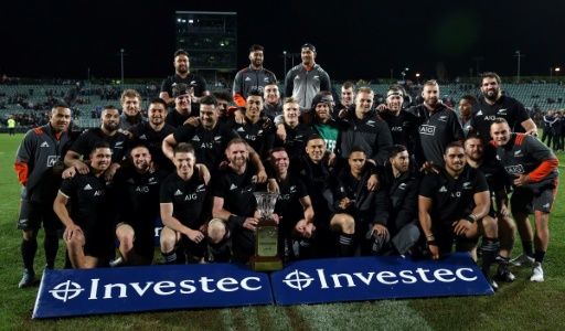 Les All Blacks avec le trophée du Freedom Cup aprés leur victoire record devant les Springboks au stade Albany d'Auckland © MICHAEL BRADLEY AFP