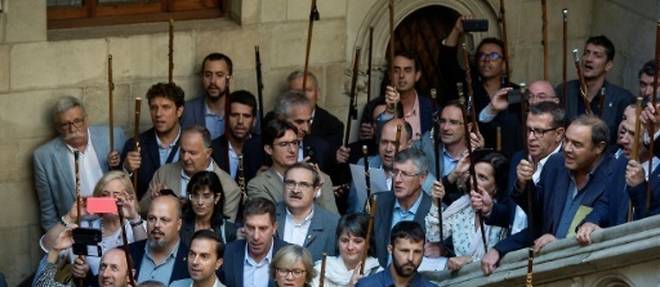 Manifestation de plus de 700 maires catalans en defi a l'Etat espagnol