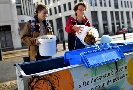 Les biodéchets finissent généralement à la décharge ou incinérés. Cet "or noir", pouvant servir d'engrais aux agriculteurs une fois composté, représente pourtant un tiers des ordures ménagères des Français. © LOIC VENANCE AFP