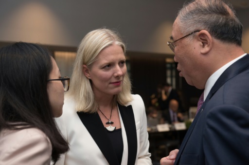 La ministre canadienne de l'Environnement Catherine McKenna (c) s'entretient avec le représentant de la Chine pour le Changement climatique, Xie Zhenhua (d), le 16 septembre 2017 à Montréal © Alice CHICHE AFP