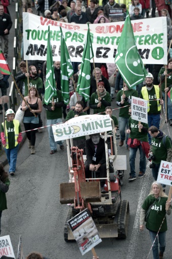 Manifestation contre un projet de mine d'or au Pays Basque, le 16 septembre 2017 à Bayonne © IROZ GAIZKA AFP