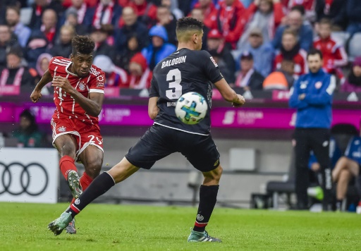 L'attaquant du Bayern Kingsley Coman dégage le ballon lors du match face à Mayence, le 16 septembre 2017 à Munich © Guenter SCHIFFMANN AFP
