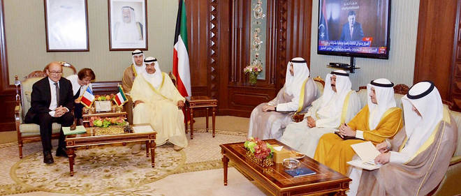 Le ministre des Affaires etrangeres francais Jean-Yves Le Drian aux cotes du depute et Premier ministre le cheikh Sabah Khalid al-Hamad al-Sabah du Koweit.