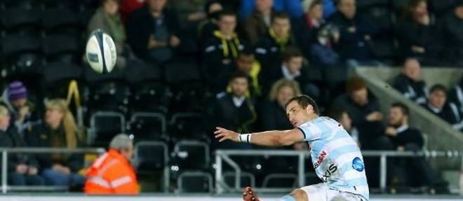 L'ouvreur sud-africain du Racing 92 Johan Goosen botte une penalite contre les Ospreys en Coupe d'Europe, le 6 decembre 2014 a Swansea 