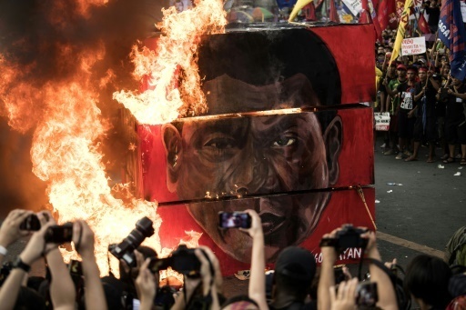 Partisans et adversaires de Duterte manifestent aux Philippines