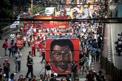 Des manifestants philippins, adversaires du président Rodrigo Duterte, défilent dans les rues de Manille le 21 septembre 2017 © NOEL CELIS AFP