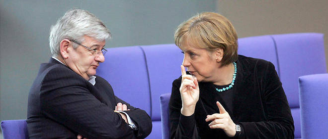 << Mutti >>. En janvier 2006, Joschka Fischer rencontre Angela Merkel, nouvelle  chanceliere d'Allemagne depuis le 22 novembre 2005. Aujourd'hui, la  << Mutti >> (maman) qui rassure les Allemands est en lice pour un  quatrieme mandat a la tete du pays.