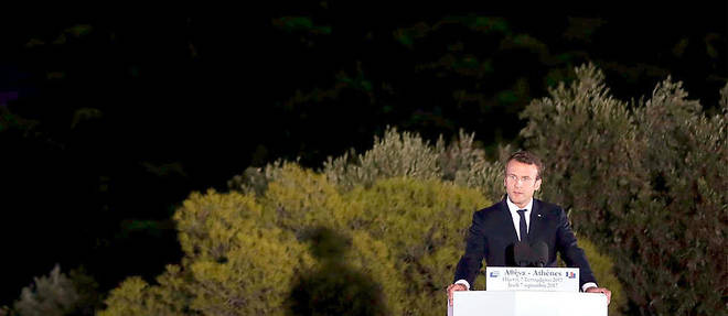 Symbole. Emmanuel Macron prononcant son discours sur la << refondation democratique >> de l'Europe depuis la colline de la Pnyx, surplombee par le Parthenon, le 7 septembre.