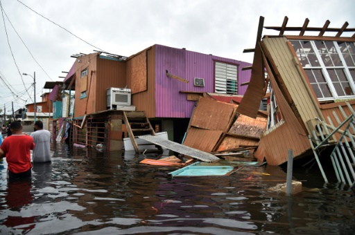 Maisons détruites et rue inondée à Juana Matos, sur l'île de  Porto Rico, le 21 septembre 2017 après le passage de l'ouragan Maria © HECTOR RETAMAL AFP
