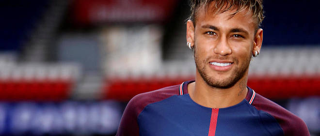 Le joueur a ete achete pour plus de 200 millions d'euros au club du FC Barcelone.