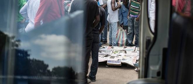 (Image d'illustration) des journaux a vendre dans le marche de Brazzaville, le 22 mars 2016. 