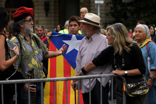 Des anti-indépendantistes (à droite) se disputent avec un partisan de l'indépendance coiffé de la "barretina", le traditionnel chapeau catalan, le 25 septembre à Barcelone © LLUIS GENE AFP