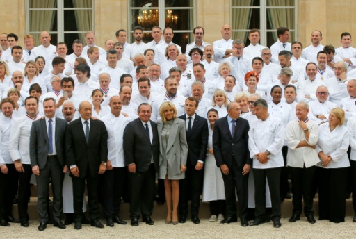 "La nourriture est une affaire d'État", a dit Emmanuel Macron devant 180 chefs étoilés invités à l'Élysée, le 27 septembre 2017 © Michel Euler POOL/AFP