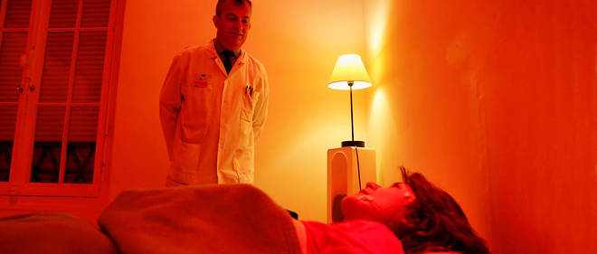 Therapie. Le Pr Damien Leger, directeur du centre du sommeil de l'Hotel-Dieu, a Paris,  prodigue une seance de luminotherapie, le 25 septembre. La lumiere artificielle imitant celle du Soleil sert a regler l'horloge biologique.
 
