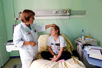 Investigation. Le Dr Isabelle Arnulf mène une expérience sur les cycles du sommeil à l’hôpital de la ­Pitié-Salpêtrière, à Paris, le 22 septembre.
  ©Louise Oligny pour "Le Point"