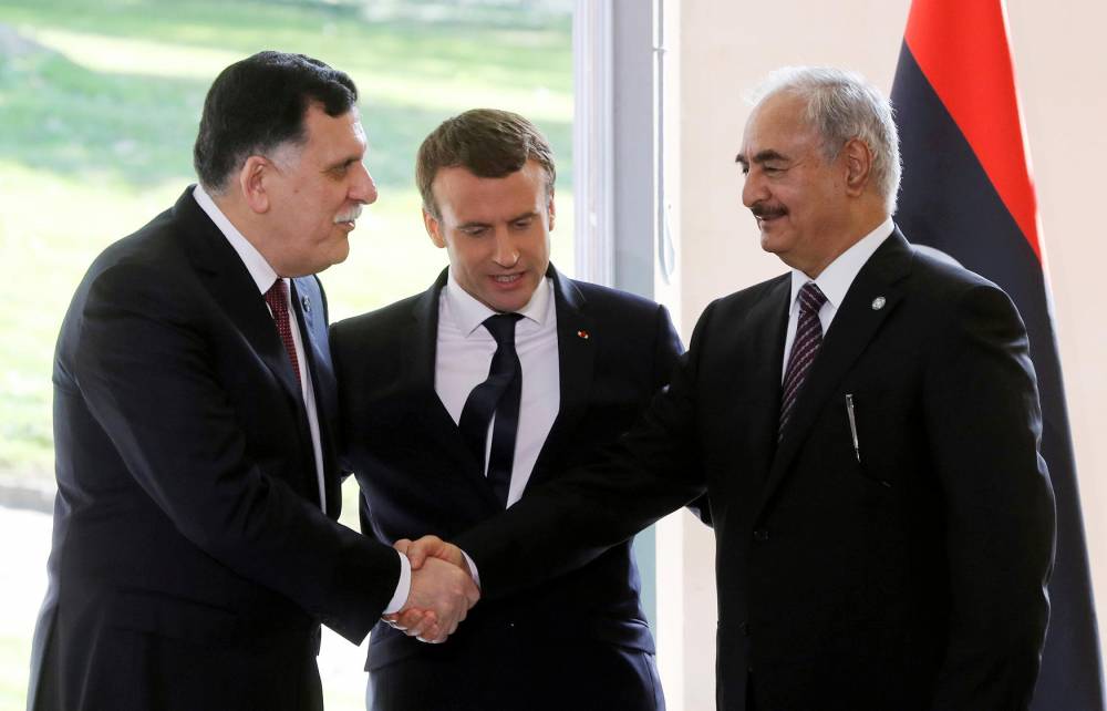 La Celle-Saint-Cloud, le 25 juillet 2017 : le président français Emmanuel Macron organise une rencontre entre le Maréchal Haftar et le premier ministre al Sarraj.  ©  JACQUES DEMARTHON / AFP