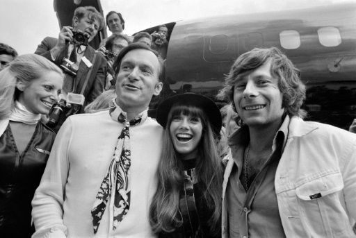 Le fondateur de Playboy Hugh Hefner (à gauche), sa compagne l'actrice Barbara Benton et le réalisateur Roman Polanski arrivent à l'aéroport du Bourget, près de Paris, en août 1970, à bord de "Big Bunny", l'avion de Playboy © STAFF AFP/Archives