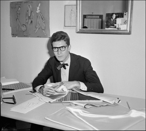 Photo prise le 22 septembre 1961 à Paris d'Yves Saint Laurent dans son bureau de la rue de la Boétie à Paris © ARCHIVES AFP/Archives