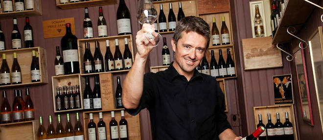 Michael Ravier,  chef et proprietaire des Bouteilles, propose une cuisine de produits associee a une carte a vin de plus de 700 appellations.