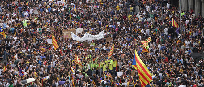 Des dizaines de milliers de Catalans sont dans la rue a Barcelone. 