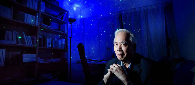 Trinh Xuan Thuan, astrophysicien et ecrivain vietnamo-americain a son domicile parisien.