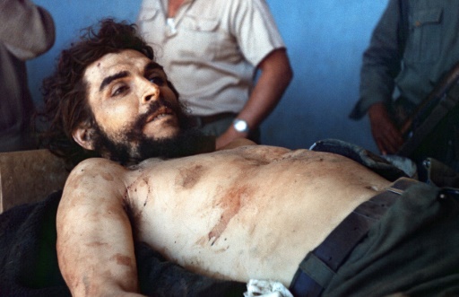 Le cadavre du plus célèbre des guerilleros des années 60, Che Guevara, exposé par les militaires boliviens le 10 octobre 1967 © MARC HUTTEN AFP/Archives