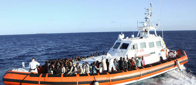 Refugies et migrants embarques sur un bateau des gardes-cotes italiens.