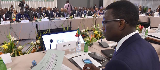 Le ministre senegalais de l'Economie et des Finances, Amadou Ba, lors de la reunion de zone franc le 14 avril 2017 a Abidjan, en Cote d'Ivoire.