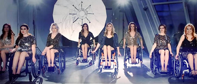 Des candidates au concours Miss Monde en fauteuil roulant.