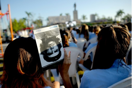 Des Cubains lors des 50 ans de la mort du guérillero argentin Ernesto "Che" Guevara, le 8 octobre 2017 à Cuba © YAMIL LAGE AFP